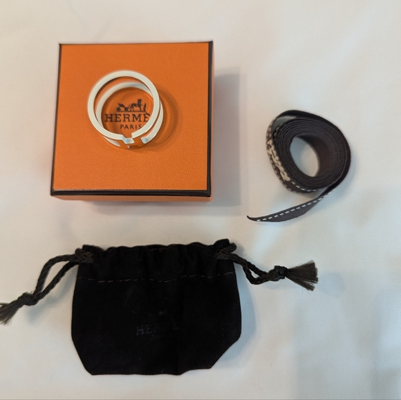 NIB Hermes H 90 Scarf Ring. Gold/Brass H with Ivory Enamel Trim - Picture 4 of 6